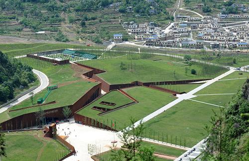 這是名為“裂縫”的“5·12”汶川特大地震紀(jì)念館主體建筑。“裂縫”寓意將災(zāi)難時(shí)刻閃電般定格在大地之間,留給后人永恒的記憶(5月9日攝)。 新華社發(fā)(薛玉斌 攝)