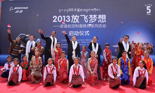 5月9日,2013放飛夢想——波音航空科普教育系列活動在拉薩市第一小學(xué)啟動。新華社記者 王慶欽 攝