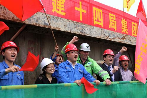 5月10日,南京地鐵10號線隧道建設(shè)者在歡慶隧道貫通。新華社發(fā)(杜振珂攝)