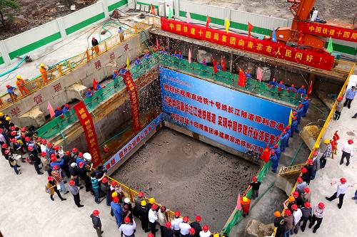 5月10日,南京地鐵10號線隧道建設(shè)者在歡慶隧道貫通。新華社發(fā)(唐俊杰攝)