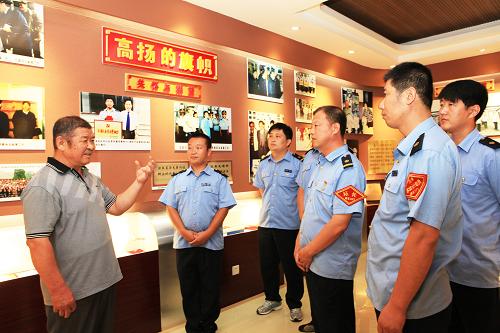 7月1日,72歲的原新民火車(chē)站黨支部書(shū)記聶紹忠(左一)在建黨92周年紀(jì)念日向青年職工傳授光榮傳統(tǒng)。沈陽(yáng)鐵路局新民火車(chē)站以“長(zhǎng)年一股勁,一心為人民”而在20世紀(jì)60年代成為聞名全國(guó)的“人民好車(chē)站”。沈陽(yáng)鐵路局關(guān)心下一代委員會(huì)依靠老勞模、老干部、老典型等長(zhǎng)年下基層搞調(diào)研,用自己的親身經(jīng)歷做好青年職工的新時(shí)期思想政治工作,收到良好效果。新華社發(fā)(高錦旭攝)