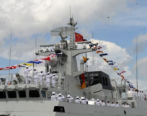 7月1日,國旗在新型護(hù)衛(wèi)艦“惠州”艦入列命名儀式上升起。 當(dāng)日是香港回歸祖國16周年紀(jì)念日,中國人民解放軍駐香港部隊對外開放海軍基地昂船洲軍營,逾1.3萬香港市民入營參觀。“惠州”和“欽州”兩艘新型輕型導(dǎo)彈護(hù)衛(wèi)艦是當(dāng)日活動的“主角”,吸引大批市民見證其入列命名儀式并登艦參觀。 新華社記者黃本強攝