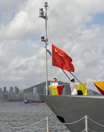 7月1日,中國人民解放軍軍旗在新型護(hù)衛(wèi)艦“惠州”艦入列命名儀式上升起。新華社記者 黃本強 攝