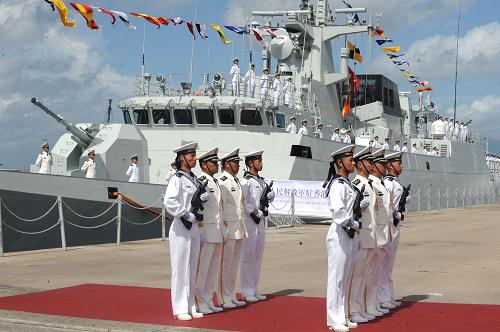 7月1日,新型護(hù)衛(wèi)艦“惠州”艦(前)和“欽州”艦的艦長、政治委員出席入列命名儀式。當(dāng)日是香港回歸祖國16周年紀(jì)念日,中國人民解放軍駐香港部隊對外開放海軍基地昂船洲軍營,逾1.3萬香港市民入營參觀。“惠州”和“欽州”兩艘新型輕型導(dǎo)彈護(hù)衛(wèi)艦是當(dāng)日活動的“主角”,吸引大批市民見證其入列命名儀式并登艦參觀。新華社記者 黃本強 攝