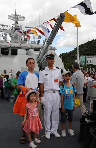 7月1日,市民和新型護(hù)衛(wèi)艦“惠州”艦上的官兵合影。新華社記者 黃本強(qiáng) 攝