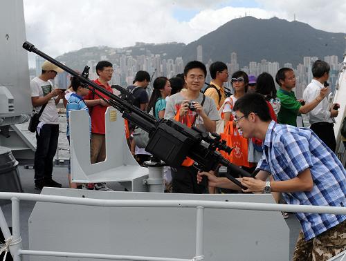 7月1日,市民在新型護(hù)衛(wèi)艦“欽州”艦上參觀艦載武器。當(dāng)日是香港回歸祖國(guó)16周年紀(jì)念日,中國(guó)人民解放軍駐香港部隊(duì)對(duì)外開放海軍基地昂船洲軍營(yíng),逾1.3萬香港市民入營(yíng)參觀。自進(jìn)駐香港以來,駐軍每年都舉辦“軍營(yíng)開放日”活動(dòng),包括此次活動(dòng)在內(nèi),已有約52萬人次香港市民入營(yíng)參觀。新華社記者 黃本強(qiáng) 攝