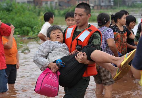7月1日,在潼南縣柏梓鎮(zhèn),消防戰(zhàn)士抱著被救出的受災(zāi)群眾走向安全區(qū)域。 6月30日,重慶市潼南縣遭遇暴雨襲擊,柏梓、崇龕等鎮(zhèn)汛情嚴(yán)重。汛情發(fā)生后,當(dāng)?shù)卣块T(mén)迅速展開(kāi)救援,轉(zhuǎn)移疏散群眾。重慶市消防、武警調(diào)集數(shù)十艘沖鋒舟趕赴災(zāi)區(qū)增援。截至7月1日9時(shí),已轉(zhuǎn)移群眾1.8萬(wàn)人。目前救援行動(dòng)仍在持續(xù)。 新華社記者 劉潺 攝