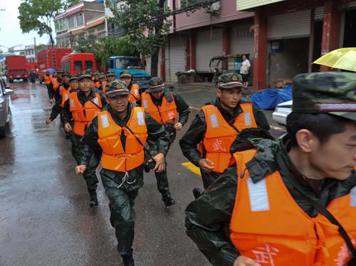 7月1日,在潼南縣柏梓鎮(zhèn),增援的武警部隊(duì)官兵跑步前往搶險(xiǎn)一線。6月30日,重慶市潼南縣遭遇暴雨襲擊,柏梓、崇龕等鎮(zhèn)汛情嚴(yán)重。汛情發(fā)生后,當(dāng)?shù)卣块T(mén)迅速展開(kāi)救援,轉(zhuǎn)移疏散群眾。重慶市消防、武警調(diào)集數(shù)十艘沖鋒舟趕赴災(zāi)區(qū)增援。截至7月1日9時(shí),已轉(zhuǎn)移群眾1.8萬(wàn)人。目前救援行動(dòng)仍在持續(xù)。新華社記者 劉潺 攝