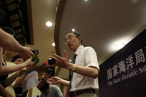 7月2日,在國(guó)家海洋局召開(kāi)的潛水器潛航員學(xué)員選拔新聞發(fā)布會(huì)現(xiàn)場(chǎng),國(guó)家深?;毓芾碇行狞h委書(shū)記劉保華研究員在介紹情況。 當(dāng)日,我國(guó)第二批深海載人潛水器潛航員學(xué)員選拔工作正式在北京啟動(dòng),首次面向社會(huì)公開(kāi)選拔6名潛航員學(xué)員,其中包括2名女潛航員學(xué)員,這在中國(guó)尚屬首次。本次選拔接受個(gè)人或者單位推薦報(bào)名,整個(gè)過(guò)程將歷時(shí)5個(gè)月。 新華社記者 金立旺 攝