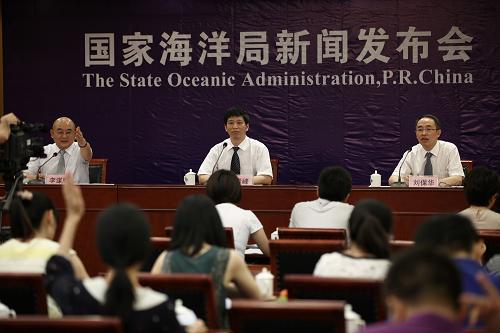 7月2日,在國(guó)家海洋局召開(kāi)的潛水器潛航員學(xué)員選拔新聞發(fā)布會(huì)現(xiàn)場(chǎng),國(guó)家深海基地管理中心黨委書(shū)記劉保華研究員(右一)在介紹情況。當(dāng)日,我國(guó)第二批深海載人潛水器潛航員學(xué)員選拔工作正式在北京啟動(dòng),首次面向社會(huì)公開(kāi)選拔6名潛航員學(xué)員,其中包括2名女潛航員學(xué)員,這在中國(guó)尚屬首次。本次選拔接受個(gè)人或者單位推薦報(bào)名,整個(gè)過(guò)程將歷時(shí)5個(gè)月。新華社記者 金立旺 攝