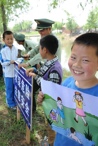 7月2日,青島即墨邊防大隊(duì)民警為轄區(qū)孩子們開展防溺水安全教育。近日,為加強(qiáng)對(duì)農(nóng)村中小學(xué)生的暑期安全教育,防患于未然,防止溺水等安全事故的發(fā)生,青島市在農(nóng)村地區(qū)實(shí)施了由中央財(cái)政支持的農(nóng)村青少年(留守兒童)公共安全服務(wù)示范項(xiàng)目,廣泛開展防溺水等安全教育工作,爭(zhēng)取向每一名農(nóng)村青少年宣傳溺水事故的危害性、防止溺水的注意事項(xiàng)和急救方法等,并在河流湖泊設(shè)立防溺水安全警示牌,提醒廣大農(nóng)村中小學(xué)生珍惜生命、防止溺水。新華社記者 李紫恒 攝