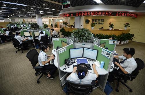 7月3日,浙江省供電搶修服務(wù)中心的工作人員在接聽電網(wǎng)故障報(bào)修情況。新華社記者 徐昱 攝