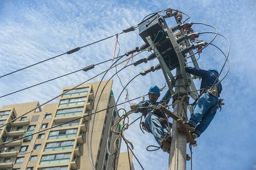 7月3日,供電搶修工作人員在杭州城北更新10千伏柱上開關(guān),為電網(wǎng)迎峰度夏作準(zhǔn)備。7月2日,杭州發(fā)布今年首個(gè)高溫橙色預(yù)警,而浙江全省各縣市一共發(fā)布了36個(gè)高溫橙色預(yù)警,是今年入夏以來最多的一天。浙江電網(wǎng)當(dāng)日用電負(fù)荷也達(dá)到4863萬千瓦,創(chuàng)今年單日用電最高紀(jì)錄。酷暑來臨,電網(wǎng)壓力不斷加大,浙江省電力公司專門成立了供電搶修服務(wù)中心,采取一體化調(diào)度、分布式搶修的管理新模式,集配網(wǎng)調(diào)度、搶修指揮、故障報(bào)修處理等職能于一體,實(shí)現(xiàn)對(duì)故障搶修的快速響應(yīng)和徹底修復(fù)。新華社記者 徐昱 攝