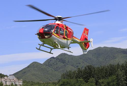 7月3日,參加救援演練的一架直升飛機(jī)接載“傷員”飛抵懷柔山區(qū)一處停機(jī)坪。 當(dāng)日,北京市紅十字會(huì)999急救中心在懷柔山區(qū)舉行應(yīng)對(duì)突發(fā)事件的地空聯(lián)合救援演練。該演練模擬一位女性登山游客不慎摔傷,在山區(qū)救護(hù)車無(wú)法及時(shí)到達(dá)的情況下,由直升機(jī)參與空中緊急救援轉(zhuǎn)運(yùn)任務(wù)。 自2011年999急救中心首次開通直升機(jī)救援以來(lái),已相繼建成五個(gè)醫(yī)療急救停機(jī)坪。根據(jù)規(guī)劃,北京市紅十字會(huì)999急救中心將在年底前建設(shè)20個(gè)醫(yī)療急救直升機(jī)停機(jī)坪,全市初步形成醫(yī)療空中急救網(wǎng)絡(luò)。 新華社記者李明放攝