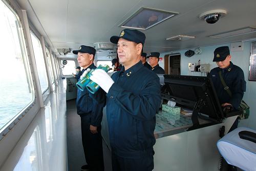 7月3日,赴俄羅斯參加中俄“海上聯(lián)合—2013”軍事演習(xí)的中國海軍艦艇編隊(duì),在日本海進(jìn)行編隊(duì)運(yùn)動(dòng)訓(xùn)練。這是編隊(duì)指揮員楊駿飛少將在指揮海上訓(xùn)練。新華社記者 查春明 攝