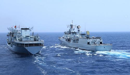 7月4日,綜合補(bǔ)給艦洪澤湖艦(左)在為沈陽(yáng)艦進(jìn)行橫向補(bǔ)給。新華社記者 王東明 攝