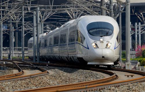 一列由天津開往北京南的京津城際列車駛出天津站(5月1日攝)。新華社發(fā)(楊寶森 攝)