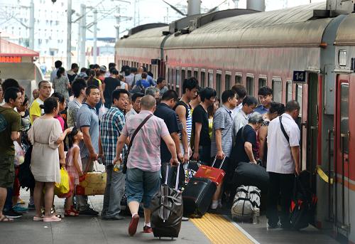 7月4日,旅客在天津站站臺上排隊有序乘車。新華社發(fā)(楊寶森 攝)