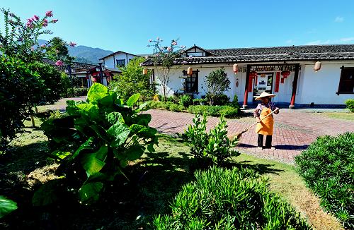 富裕起來(lái)的古田鎮(zhèn)五龍村村民建起了花園式農(nóng)家庭院(8月7日攝)。新華社記者 張國(guó)俊 攝