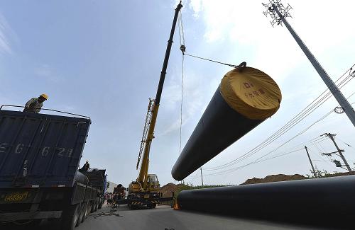 8月7日,大型機(jī)械在遼寧朝陽燕山湖發(fā)電公司2×600兆瓦機(jī)組供熱改造工程外網(wǎng)管線建設(shè)現(xiàn)場吊裝供熱管道。近日,東北在建最大的發(fā)電廠——遼寧朝陽燕山湖發(fā)電廠2×600兆瓦機(jī)組集中供熱工程進(jìn)入全面施工階段,300余名施工人員、50余臺大型機(jī)械奮戰(zhàn)在施工一線。由燕山湖發(fā)電公司提供熱源的朝陽市南部城區(qū)集中供熱工程,總投資10億元,工程主、支干線管道總長度為110千米??⒐ず髮槌柺心喜砍菂^(qū)集中供熱提供熱源。項(xiàng)目全部投產(chǎn)后,將有效地提高能源利用效率,減少污染物的排放,顯著改善朝陽市城區(qū)冬季供熱品質(zhì)及空氣質(zhì)量。新華社發(fā)(白鐵軍 攝)