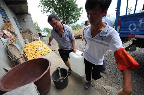 8月7日,重慶綦江區(qū)打通鎮(zhèn)的送水隊(duì)為村民送來飲用水。該鎮(zhèn)政府組織的送水隊(duì)已送水半個(gè)多月,每天為缺水嚴(yán)重的4個(gè)村送水150噸。新華社記者 李健 攝