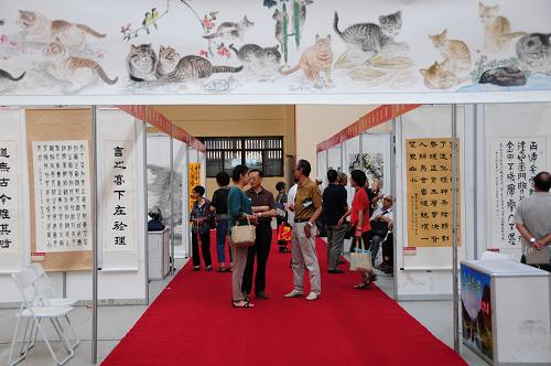 8月8日,在甘肅國(guó)際會(huì)展中心隴臺(tái)書畫交流展廳,市民欣賞隴臺(tái)書畫交流作品。當(dāng)日,為期5天的第二屆“隴臺(tái)文化經(jīng)貿(mào)交流周”活動(dòng)在甘肅國(guó)際會(huì)展中心正式拉開帷幕。本屆交流周活動(dòng)豐富,包括隴臺(tái)書畫交流展、隴臺(tái)書畫學(xué)術(shù)研討會(huì)、海峽兩岸中國(guó)現(xiàn)代化研討會(huì),此外,臺(tái)灣特色商品展、隴臺(tái)中藥材行業(yè)交流對(duì)接、隴臺(tái)經(jīng)貿(mào)合作項(xiàng)目簽約儀式等經(jīng)貿(mào)活動(dòng)也將陸續(xù)開展。新華社記者 范培珅 攝
