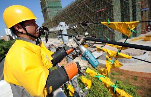 8月8日,江西贛西供電公司電力工人在新余市10千伏嶺泉911北湖西Ⅱ線進(jìn)行帶電作業(yè)。受持續(xù)高溫天氣影響,江西電網(wǎng)用電負(fù)荷持續(xù)攀升,8月7日江西電網(wǎng)最高用電負(fù)荷達(dá)到1509萬(wàn)千瓦。迎峰度夏期間,江西電網(wǎng)加強(qiáng)對(duì)配網(wǎng)設(shè)備的全面巡視和缺陷消除,調(diào)整用電負(fù)荷,推廣零點(diǎn)檢修和帶電作業(yè)。目前,江西電網(wǎng)保持安全穩(wěn)定運(yùn)行,全省沒(méi)有拉閘限電。新華社記者 周科 攝