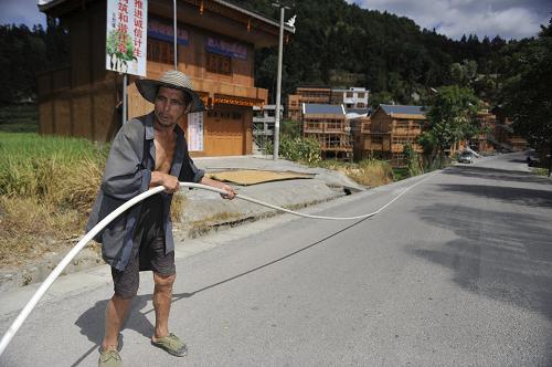 8月8日,貴州三穗縣臺(tái)烈鎮(zhèn)寨塘村,當(dāng)?shù)卮迕裨谧约捍罱ㄋ芄喔?,進(jìn)行生產(chǎn)自救。8月7日,貴州省氣象臺(tái)發(fā)布干旱紅色預(yù)警與高溫黃色預(yù)警,預(yù)計(jì)未來(lái)3天,全省大部分地區(qū)干旱持續(xù)。據(jù)干旱監(jiān)測(cè)顯示,目前貴州全省80個(gè)縣(市、區(qū))出現(xiàn)不同程度的氣象干旱,特旱15個(gè)縣、重旱36個(gè)縣(市、區(qū))、中旱22個(gè)縣(市、區(qū))、輕旱7個(gè)縣(市、區(qū))。新華社記者 歐東衢 攝