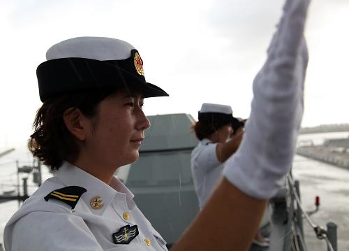 8月8日上午,在湛江某軍港,參加中國(guó)海軍第十五批護(hù)航編隊(duì)的隨艦女兵在井岡山艦上與送行人員揮手告別。新華社記者 梁舜 攝