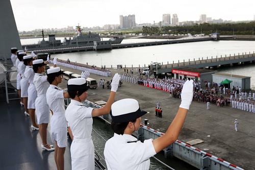 8月8日上午,在湛江某軍港,參加中國(guó)海軍第十五批護(hù)航編隊(duì)的官兵向送行人員揮手告別。新華社記者 梁舜 攝