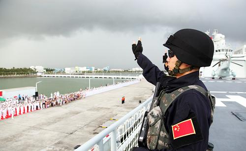 8月8日上午,在湛江某軍港,參加中國(guó)海軍第十五批護(hù)航編隊(duì)的特戰(zhàn)隊(duì)員在井岡山艦上與送行人員揮手告別。當(dāng)日,中國(guó)海軍第十五批護(hù)航編隊(duì)從湛江某軍港起航,奔赴亞丁灣、索馬里海域執(zhí)行護(hù)航任務(wù)。第十五批護(hù)航編隊(duì)由南海艦隊(duì)兩棲船塢登陸艦井岡山艦、導(dǎo)彈護(hù)衛(wèi)艦衡水艦,北海艦隊(duì)綜合補(bǔ)給艦太湖艦以及南海艦隊(duì)3架艦載直升機(jī)和部分特戰(zhàn)隊(duì)員組成,整個(gè)編隊(duì)800余人。3艘艦艇都是首次執(zhí)行護(hù)航任務(wù)。這批編隊(duì)將于8月下旬抵達(dá)亞丁灣東部海域,與第十四批護(hù)航編隊(duì)匯合后接替護(hù)航任務(wù)。新華社記者 梁舜 攝