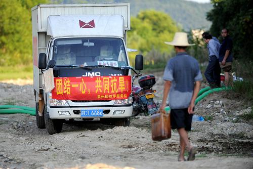 8月8日,江西宜春市袁州區(qū)抗旱服務(wù)隊(duì)在南廟鎮(zhèn)白馬村幫助當(dāng)?shù)卮迕癯樗喔取?月中下旬以來(lái),江西持續(xù)高溫少雨。受持續(xù)高溫影響,目前江西省有大量水庫(kù)干涸、河流斷流。據(jù)江西省防汛抗旱總指揮部介紹,截至8日上午的不完全統(tǒng)計(jì),江西省農(nóng)作物受旱面積達(dá)到512.81萬(wàn)畝;因旱飲水困難人口增至約152萬(wàn)人。針對(duì)嚴(yán)重旱情,江西各地迅速動(dòng)員,積極應(yīng)對(duì),全力做好抗旱工作。目前,江西各地已經(jīng)動(dòng)員243萬(wàn)多人次參與抗旱,啟動(dòng)了3.29萬(wàn)眼抗旱井和3.6萬(wàn)座機(jī)動(dòng)抗旱泵站,全省投入抗旱資金2億多元,解決21萬(wàn)多人因旱飲水困難。新華社記者 周科 攝