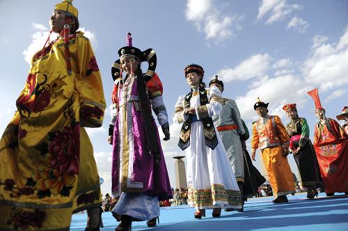 8月8日,赤峰市旅游局代表隊(duì)在展示服飾。 新華社記者 金宇 攝