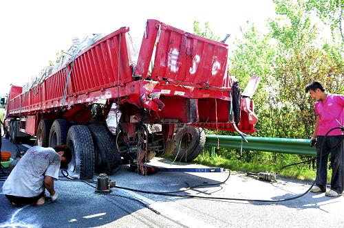 這是8月9日拍攝的出事牽引車。 新華社發(fā)