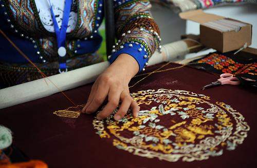 8月9日,參展商在云南文化產(chǎn)業(yè)博覽會(huì)上刺繡。 當(dāng)日,為期六天的2013云南文化產(chǎn)業(yè)博覽會(huì)在昆明國(guó)際會(huì)展中心開(kāi)幕。以“文化創(chuàng)造財(cái)富”為主題的本屆文博會(huì)是云南省整合昆明泛亞民族民間工藝品博覽會(huì)、昆明動(dòng)漫節(jié)、云南文化創(chuàng)意展、云南玉雕大師作品展、云南民族服裝文化節(jié)等各類展會(huì)而首次創(chuàng)設(shè)的綜合性文化產(chǎn)業(yè)博覽會(huì)。 新華社記者秦朗攝