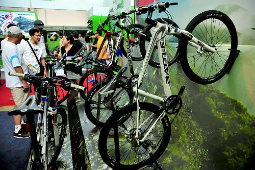 8月9日,市民在中國(guó)(沈陽(yáng))自行車展覽會(huì)上參觀。 新華社發(fā)(張文魁 攝)
