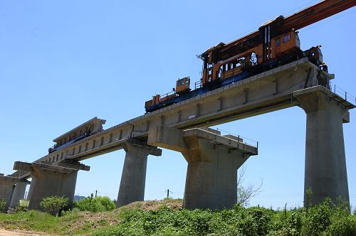 8月9日,運梁車在武(漢)黃(石)城際鐵路將T型梁運到余家灣特大橋施工現(xiàn)場作業(yè)。 新華社記者 郝同前 攝