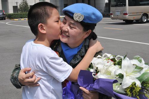 月9日,在西安咸陽國際機(jī)場,一位剛剛回國的維和女軍人與8個(gè)多月未見面的兒子緊緊相擁。新華社發(fā)(武國強(qiáng) 攝)