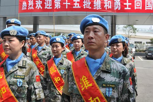 8月9日,蘭州軍區(qū)在西安咸陽國際機(jī)場舉行簡短儀式,歡迎剛剛回國的維和官兵。新華社發(fā)(武國強(qiáng) 攝)
