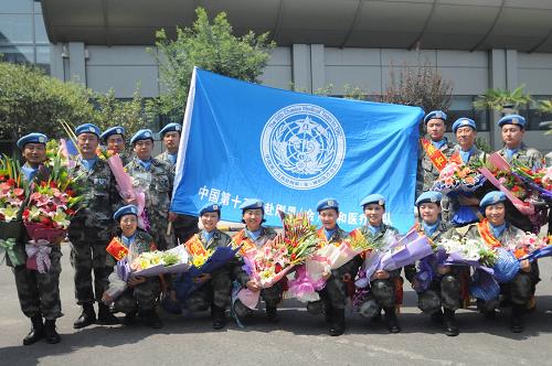 8月9日,剛剛回國的維和官兵在西安咸陽國際機(jī)場合影留念。當(dāng)日,中國第十五批赴剛果(金)維和部隊(duì)圓滿完成為期8個(gè)月的維和任務(wù)后,首批輪換交接的118名官兵乘專機(jī)抵達(dá)西安咸陽國際機(jī)場。據(jù)悉,第二批100名官兵將于8月中旬回國。中國第十五批赴剛果(金)維和部隊(duì)的218人全部來自蘭州軍區(qū),其中工兵分隊(duì)175人,醫(yī)療分隊(duì)43人。新華社發(fā)(武國強(qiáng) 攝)