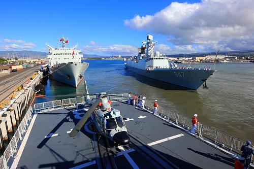 9月9日,中國海軍艦艇編隊依次駛離美國夏威夷珍珠港。當日,由北海艦隊導彈驅逐艦青島艦、導彈護衛(wèi)艦臨沂艦和綜合遠洋補給艦洪澤湖艦組成的中國海軍艦艇編隊結束了對夏威夷為期3天的友好訪問。在訪問期間,中美兩國海軍進行了多項交流活動。青島艦和美方陪訪艦、導彈巡洋艦伊利湖艦向雙方官兵開放參觀,中國水兵參觀了太平洋戰(zhàn)爭博物館、“密蘇里”號戰(zhàn)列艦、“亞利桑那”紀念館等。雙方官兵還通過演習磋商、甲板招待會、文化體育活動等形式進行交流,加深了解、增進友誼。新華社記者 查春明 攝