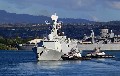 9月9日,中國海軍導彈護衛(wèi)艦臨沂艦駛離美國夏威夷珍珠港。新華社記者 查春明 攝