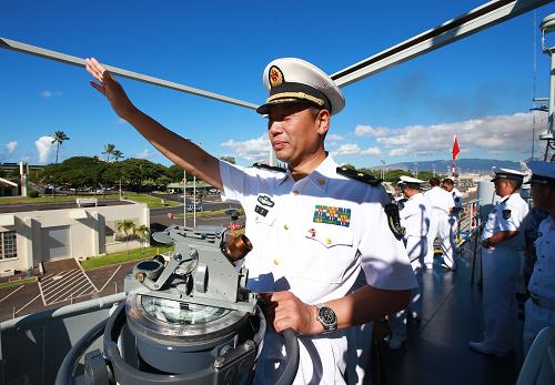 9月9日,中國海軍艦艇編隊指揮員魏鋼少將向碼頭送行的美國海軍官兵揮手致意。新華社記者 查春明 攝