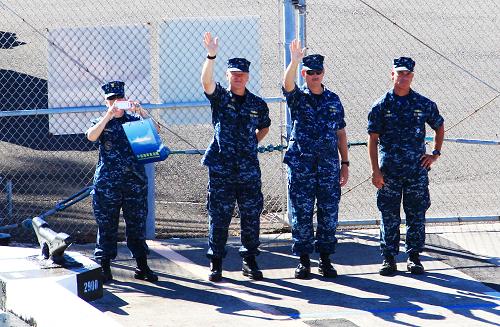 9月9日,美國海軍夏威夷地區(qū)司令兼中太平洋水面艦艇部隊司令威廉姆斯少將(左二)等到珍珠港碼頭送行。新華社記者 查春明 攝