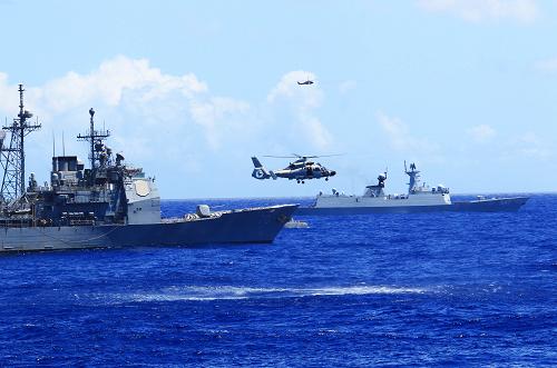 9月9日,中美海軍參演軍艦和艦載直升機對落水人員實施聯(lián)合立體搜救。當日,中美兩國海軍在夏威夷附近海域舉行了復(fù)雜條件下海上聯(lián)合搜救演習,雙方共4艘艦艇、3架直升機參加,這是7年來中美首次聯(lián)合演習。演習中,雙方互派了軍事觀察員,兩國海軍實現(xiàn)了直升機首次編隊飛行、首次成立聯(lián)合離艦損管隊、空中兵力首次聯(lián)合搜索同一海域等多項跨越。參演兵力包括中國海軍青島艦、臨沂艦和一架艦載直升機,美國海軍導(dǎo)彈巡洋艦伊利湖艦、一艘輔助船和“海鷹”、“黑鷹”直升機各一架,兩國海軍參演官兵近1000名。新華社記者 查春明 攝