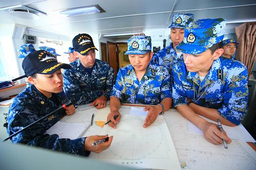 9月9日,美國海軍軍事觀察員在青島艦觀摩聯(lián)合搜救演習。新華社記者 查春明 攝