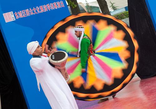 9月23日,埃及藝術(shù)家在玉蜓公園表演轉(zhuǎn)裙舞。當(dāng)日,來京參加第九屆中國國際民間藝術(shù)節(jié)的國外表演藝術(shù)家在北京市東城區(qū)玉蜓公園和社區(qū)居民聯(lián)歡。本屆中國國際民間藝術(shù)節(jié)由中國文聯(lián)和湖北省人民政府主辦,湖北宜昌為主會(huì)場,北京為分會(huì)場。新華社記者 張宇 攝