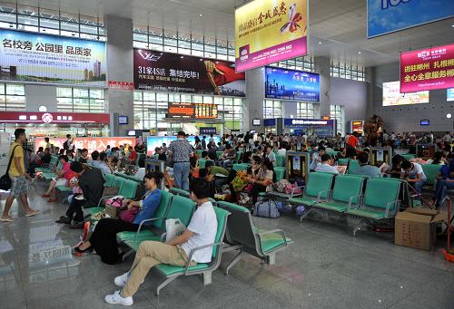 9月23日,湖南省郴州市郴州西站內(nèi),旅客們?cè)诘却l(fā)車。新華社記者 趙眾志 攝