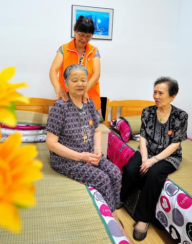 9月24日,在福州市鼓樓區(qū)慶城社區(qū)養(yǎng)老服務(wù)站的日間護(hù)理室,社區(qū)工作人員在為86歲的老人柳玉碧(左一)進(jìn)行日間簡(jiǎn)單護(hù)理。新華社記者 魏培全 攝