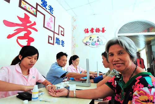 9月24日,在福州市五鳳街道白龍社區(qū)居家養(yǎng)老服務(wù)站,62歲的徐玉貞老人(右一)在進(jìn)行社區(qū)組織的免費(fèi)血糖檢查。近年來(lái),福州市已逐漸形成居家養(yǎng)老、社區(qū)養(yǎng)老、機(jī)構(gòu)養(yǎng)老加養(yǎng)老服務(wù)體系的“3+1”養(yǎng)老模式。全市已建成社區(qū)居家養(yǎng)老服務(wù)中心(站)472個(gè),設(shè)立日間照料室床位351張,建立志愿者隊(duì)伍349支、志愿服務(wù)者4044人,讓老人們能夠真正享受 “老有所養(yǎng)”“老有所樂(lè)”“老有所醫(yī)”。新華社記者 魏培全 攝